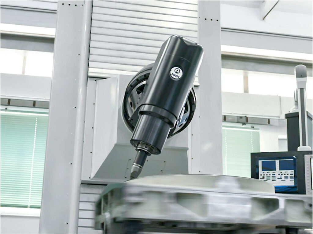 THS120 Gruppo Parpas spindle manufacturing a component. Sold in the U.K. by Leader CNC Technologies