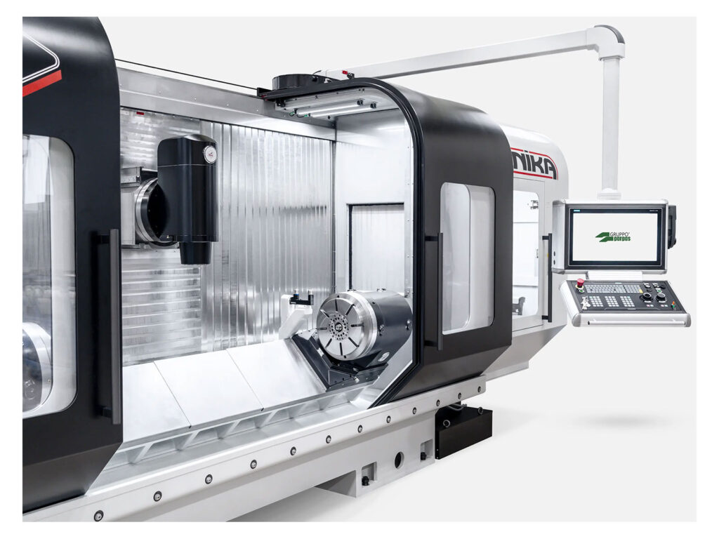 Internal view of the Gruppo Parpas UNIKA BLADE, a special milling machine for aerospace, sold by Leader CNC Technologies.