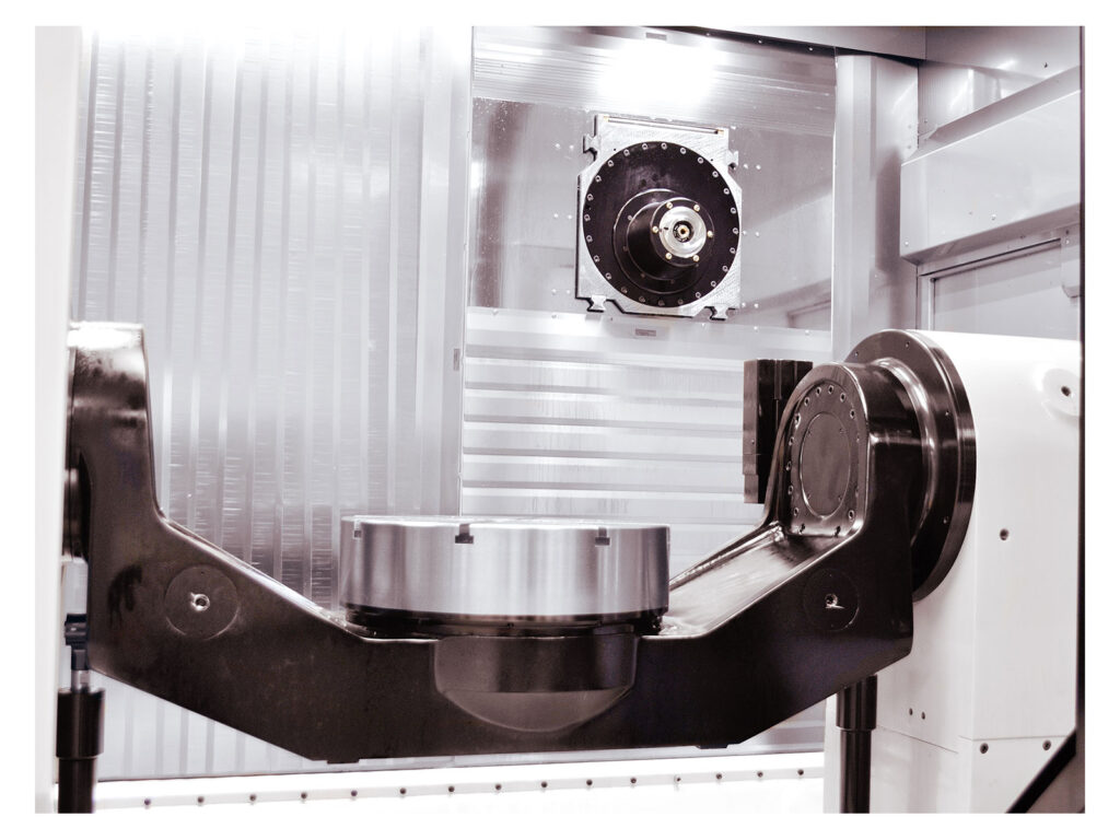 Internal view of the Gruppo Parpas UNIKA BLISK, a special milling machine for aerospace, sold by Leader CNC Technologies.